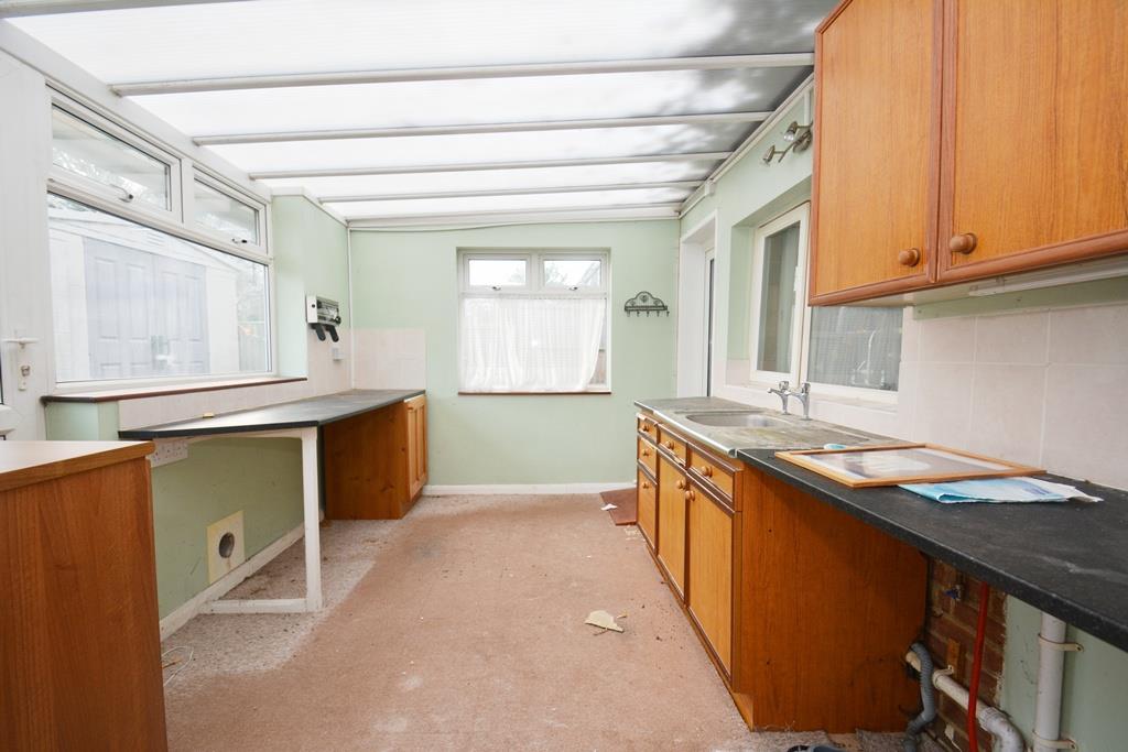 Lot: 25 - DETACHED BUNGALOW FOR REFURBISHMENT AND REPAIR - Utility area